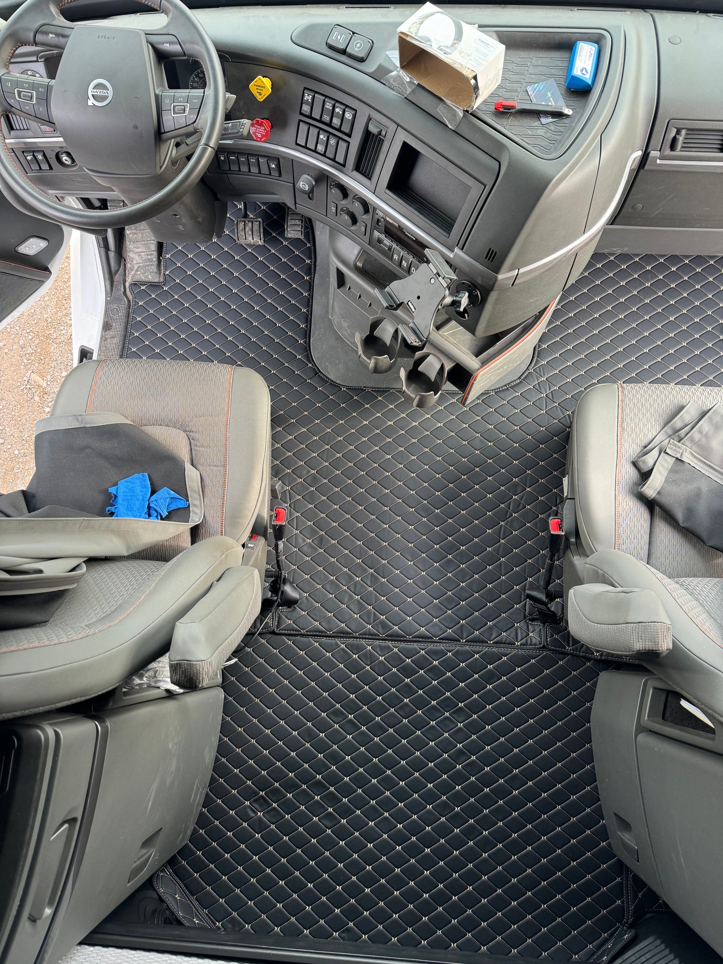 black red mat of volvo 760